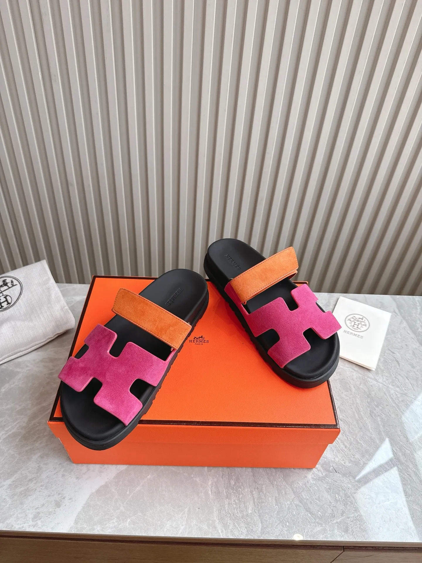 p480🐮🐮Couple model (top version) H family 2024 spring and summer new style HERMES Hermes' recently popular couple model pig nose angle sandals and slippers, paired with various colorful socks, popular. Upper: imported original deerskin (the genuine leather edging is not ordinary super migration). Lining: imported genuine leather. Outsole: Tpu non-slip and wear-resistant outsole. Size: Female 35-42 (40/42 non-returnable and non-exchangeable) Male size: 39-45 (45 non-refundable and non-exchangeable)